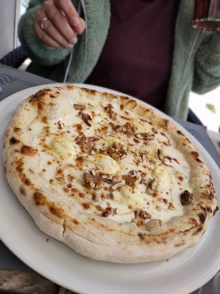 Pizza Chèvre Miel Et Noix